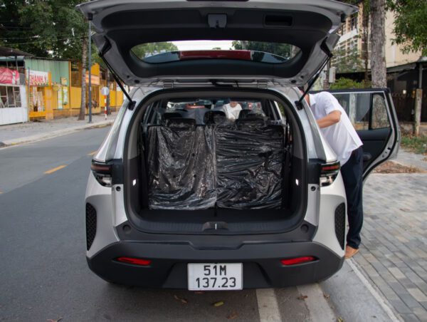 Bàn giao xe Limo Green tại HK Logistics