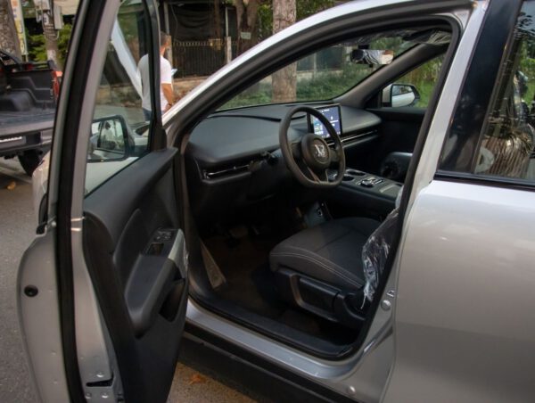 Bàn giao xe Limo Green tại HK Logistics