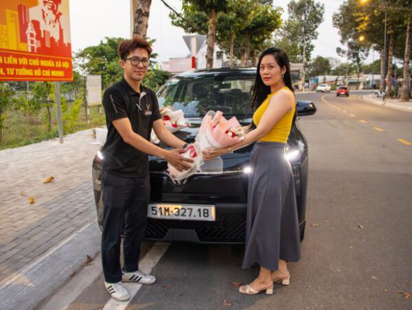 Bàn giao xe Limo Green tại HK Logistics