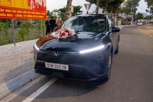 Bàn giao xe Limo Green tại HK Logistics